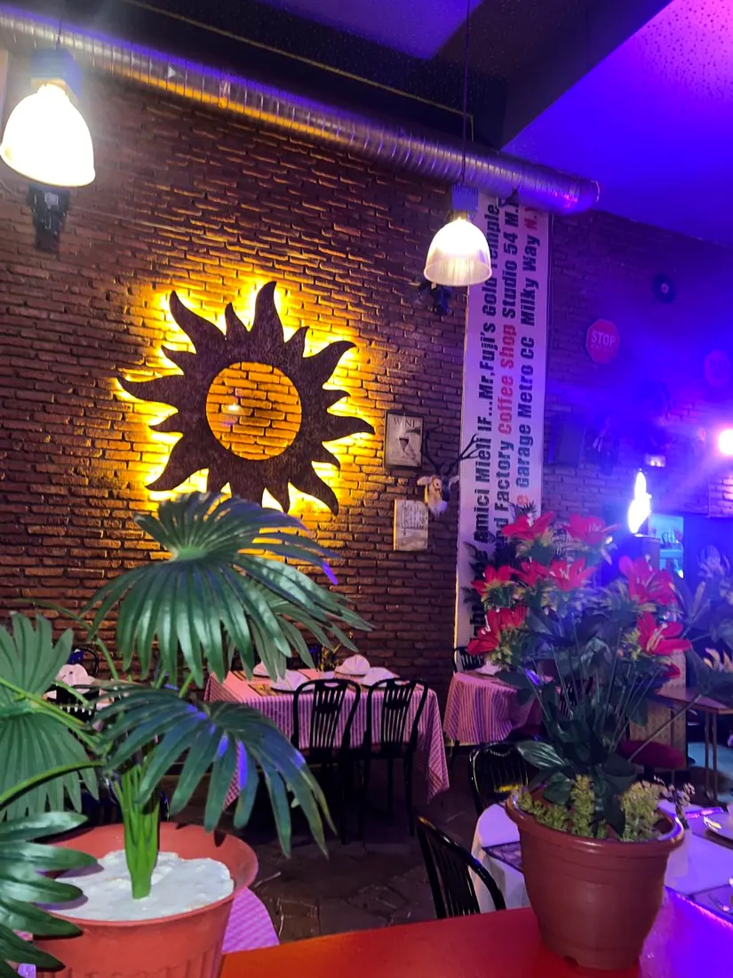 Mur en briques avec soleil lumineux dans le lounge OTRIK à Tanger