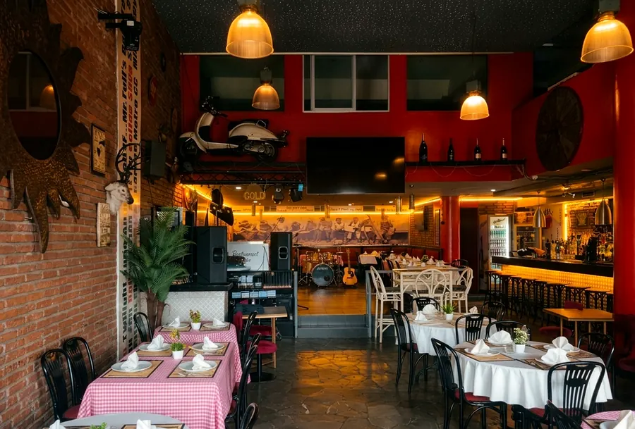 Salle du restaurant OTRIK à Tanger avec tables dressées et éclairage chaleureux